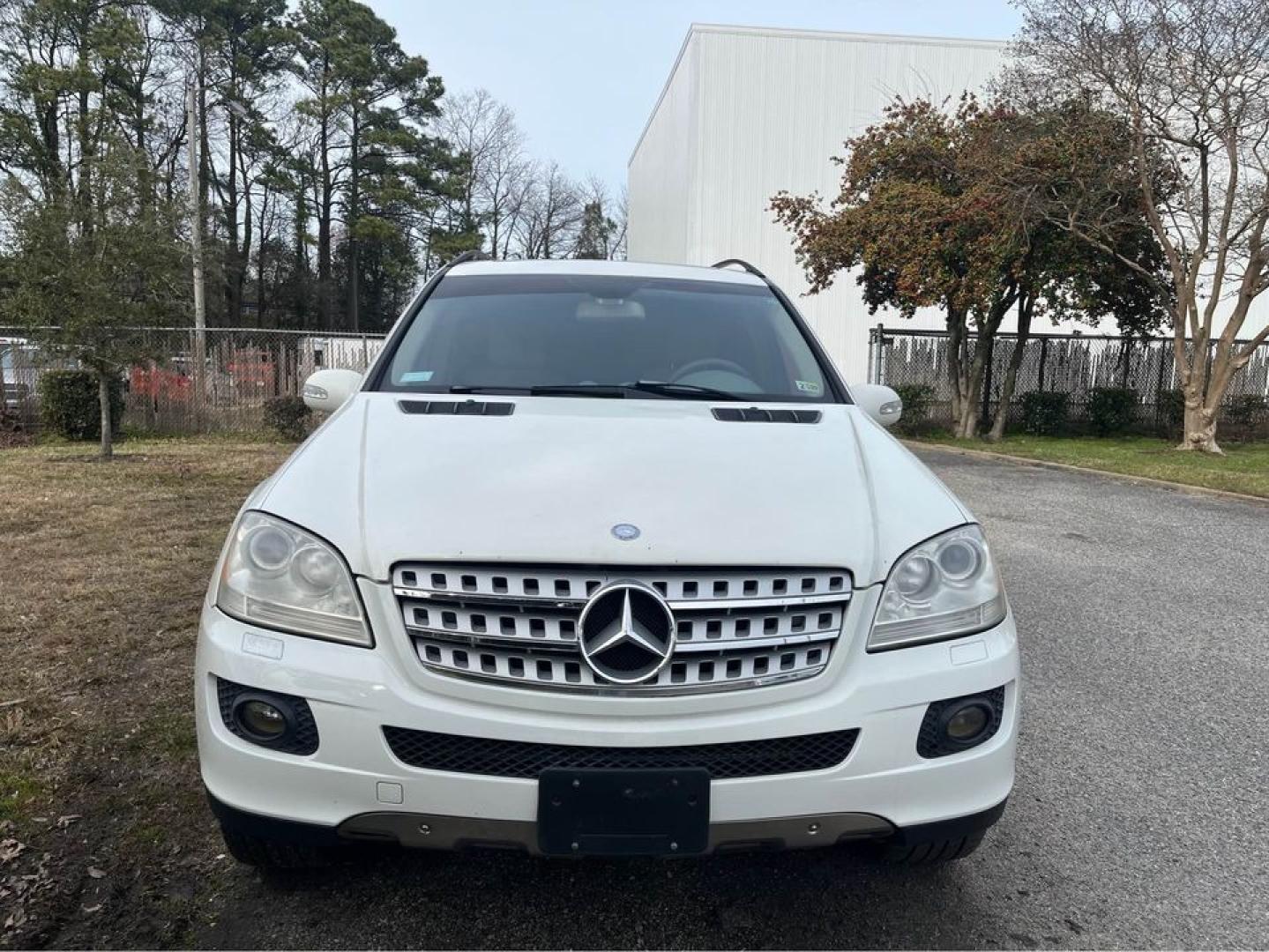 2008 WHITE /Tan Mercedes-Benz M-Class ML350 (4JGBB86E48A) with an 3.5L V6 DOHC 24V engine, 7-Speed Automatic Overdrive transmission, located at 5700 Curlew Drive, Norfolk, VA, 23502, (757) 455-6330, 36.841885, -76.209412 - Photo#5